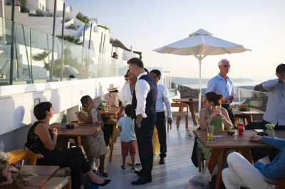 Wedding Planner pour un mariage civil reconnu en France sur une terrasse d'Hôtel à Santorin en Grèce