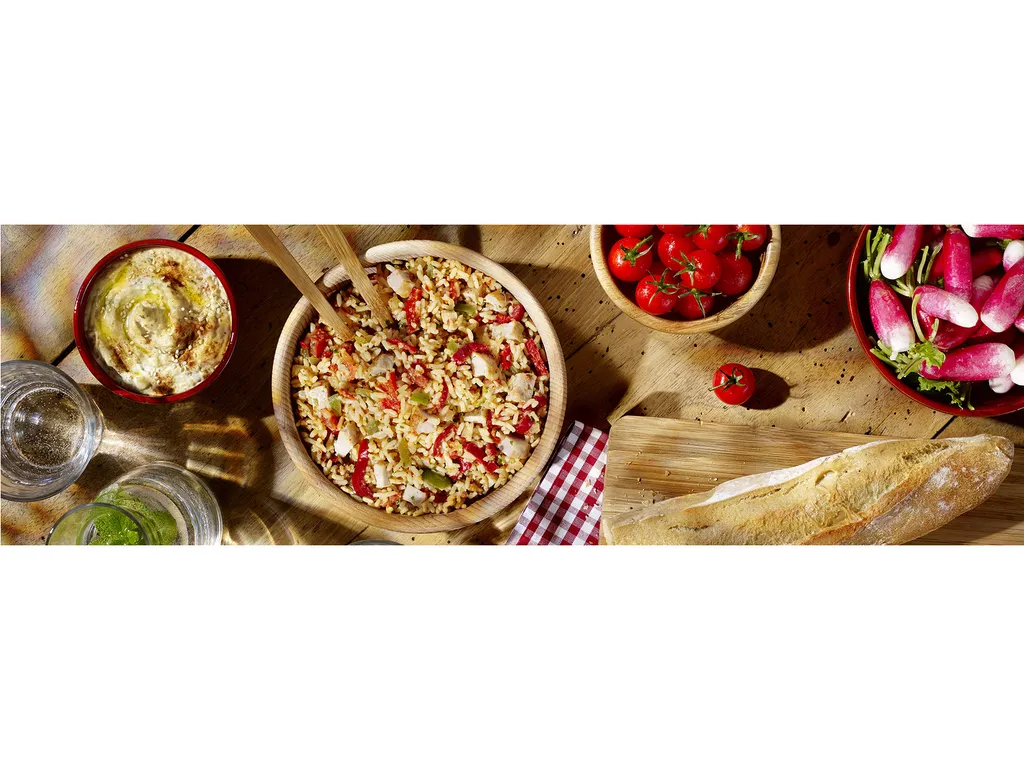 photographe culinaire à Lyon mise en ambiance salade traiteur Bonduelle riz basquaise format  16:9 composition que l'on adapte aux différents formats selon les supports de communication