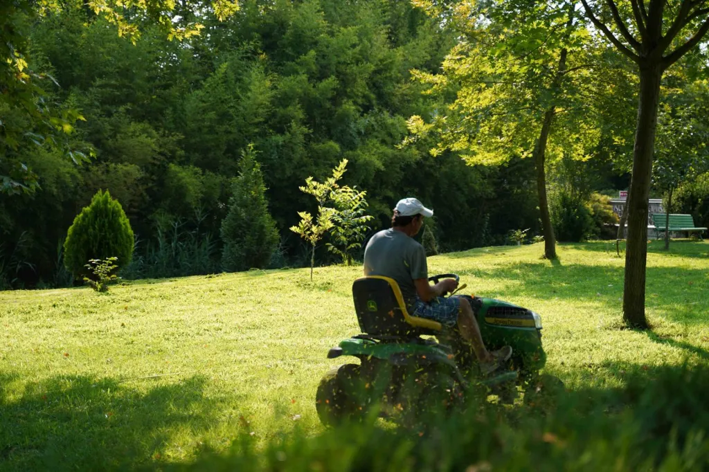 Entreprise de service à la personne pour des travaux de jardinage à Villeneuve les Avignon