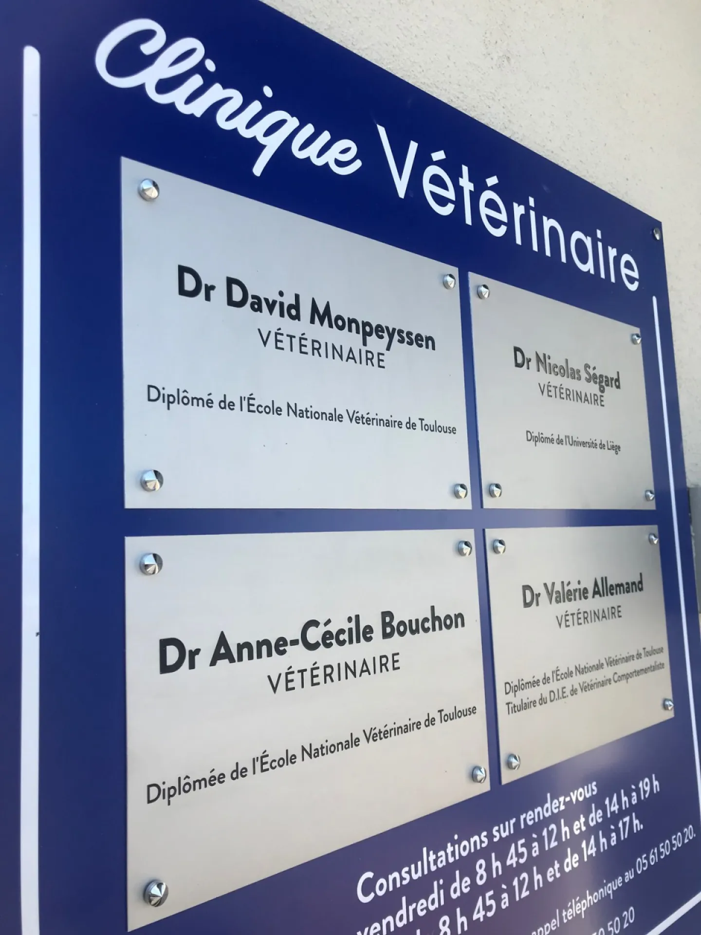 Réalisation d' enseigne lumineuse pour une clinique vétérinaire à Toulouse