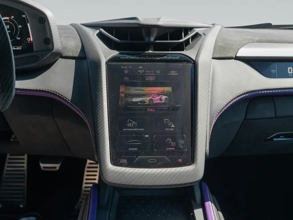 arriere-lamborghini-revuelto-echappement-central-carbone-bordeaux