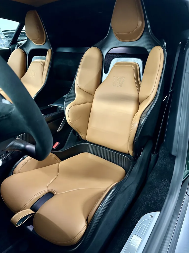 Traitement céramique Lyon protection carosserie Aston Martin Valour 