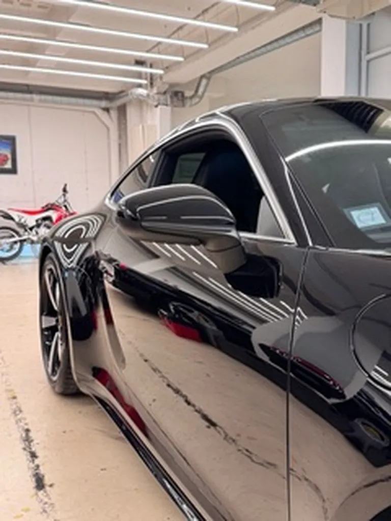 Débosselage sans peinture porte aluminium et aile arrière d'une Tesla Model Y près de Dammarie-les-Lys dans le 77