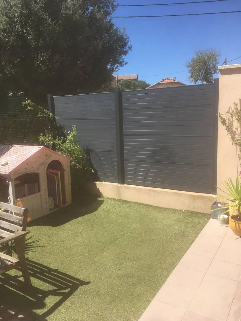 Clôture composite pour se protéger des vis-à-vis :  exemple d'installation aux Pennes Mirabeau