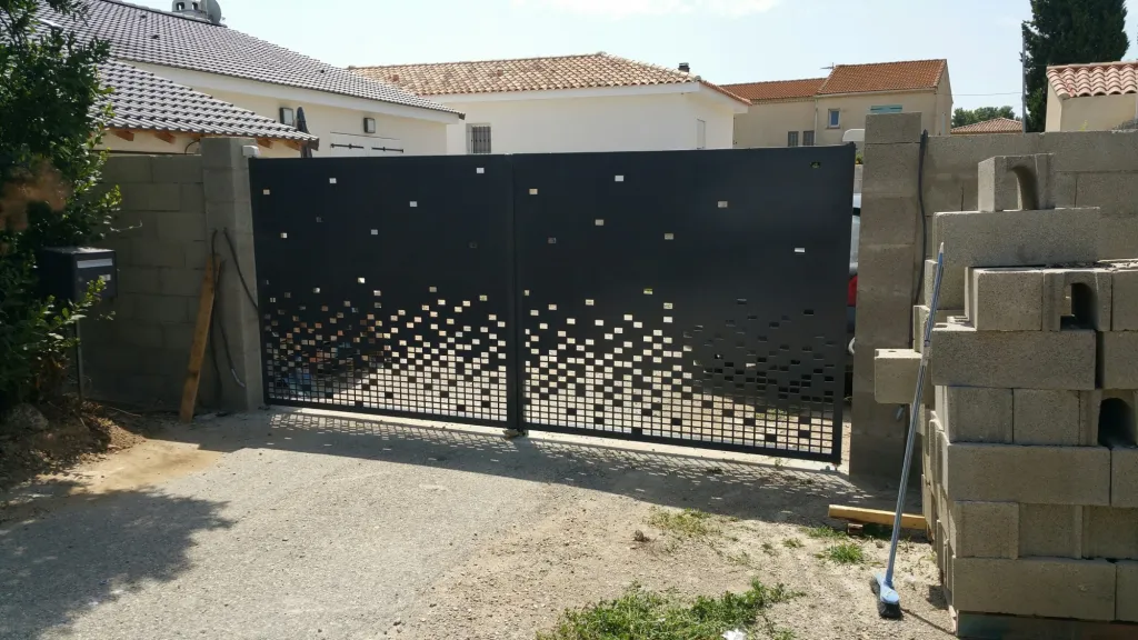 FABRICATION ET POSE PORTAIL MODERNE ORIGINAL AVEC OXYCOUPAGE A MARTIGUES BDR