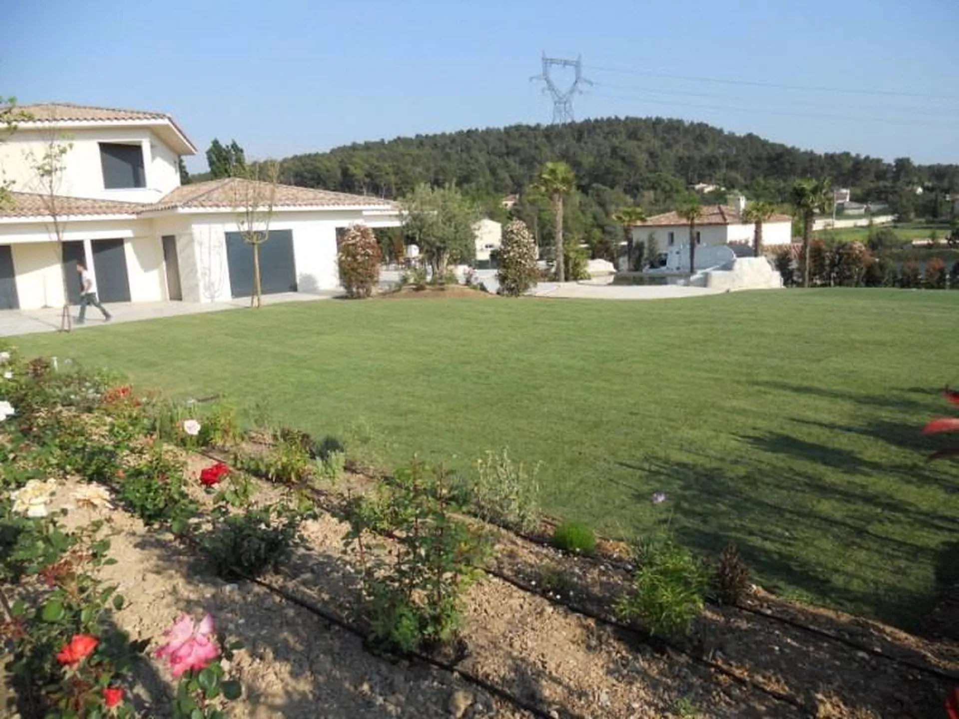 Gazon de placage réalisé par Les Jardins de Romain.
