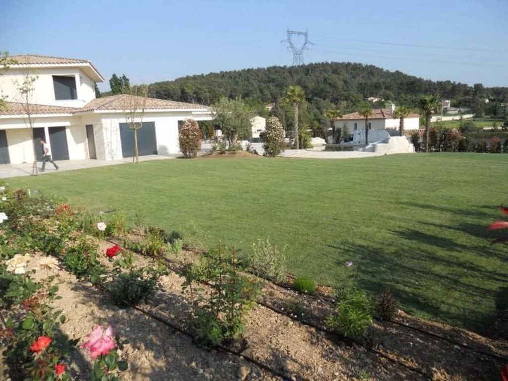 Gazon de placage réalisé par Les Jardins de Romain.