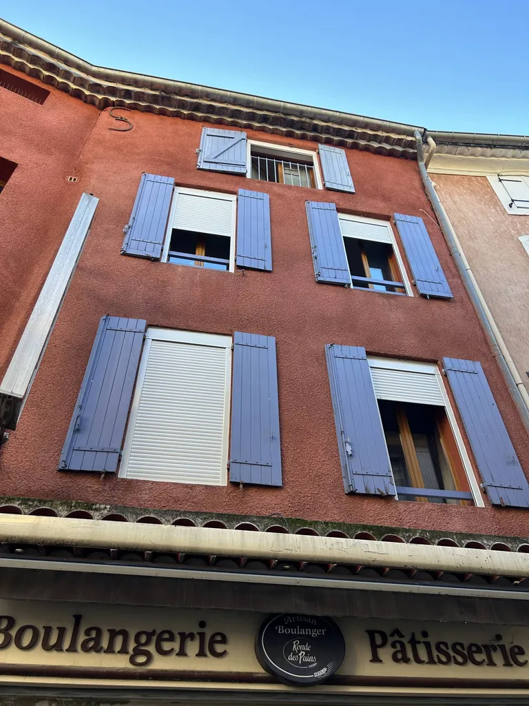 Réalisation d'un chantier de volets roulants électriques et manuels dans le centre-ville d'Apt