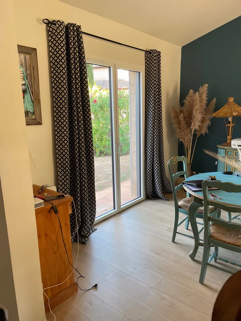 Porte fenêtre en alu 9007 exterieur et blanc intérieur à Gleizé près de villefranche sur Saône