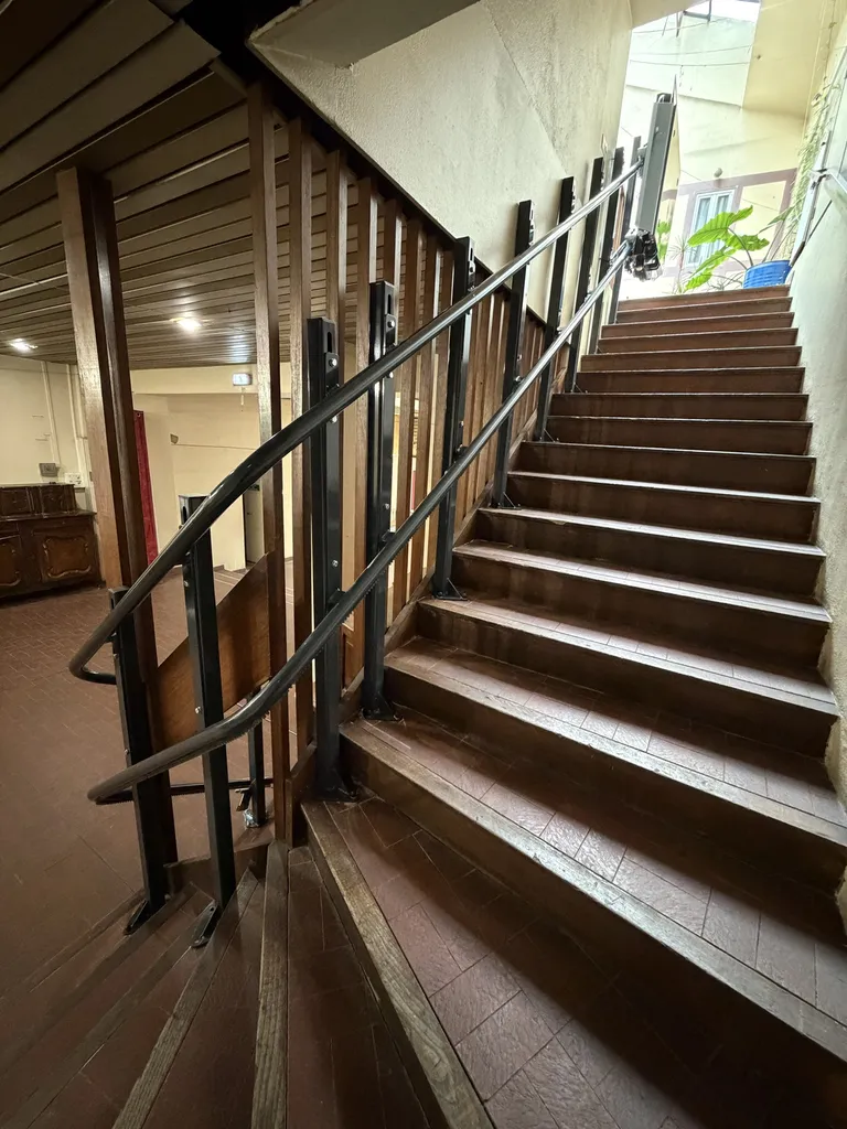 La plateforme oblique Lehner Stratos NG au plus près du mur grâce aux mesures des techniciens Oval'Access à Marseille