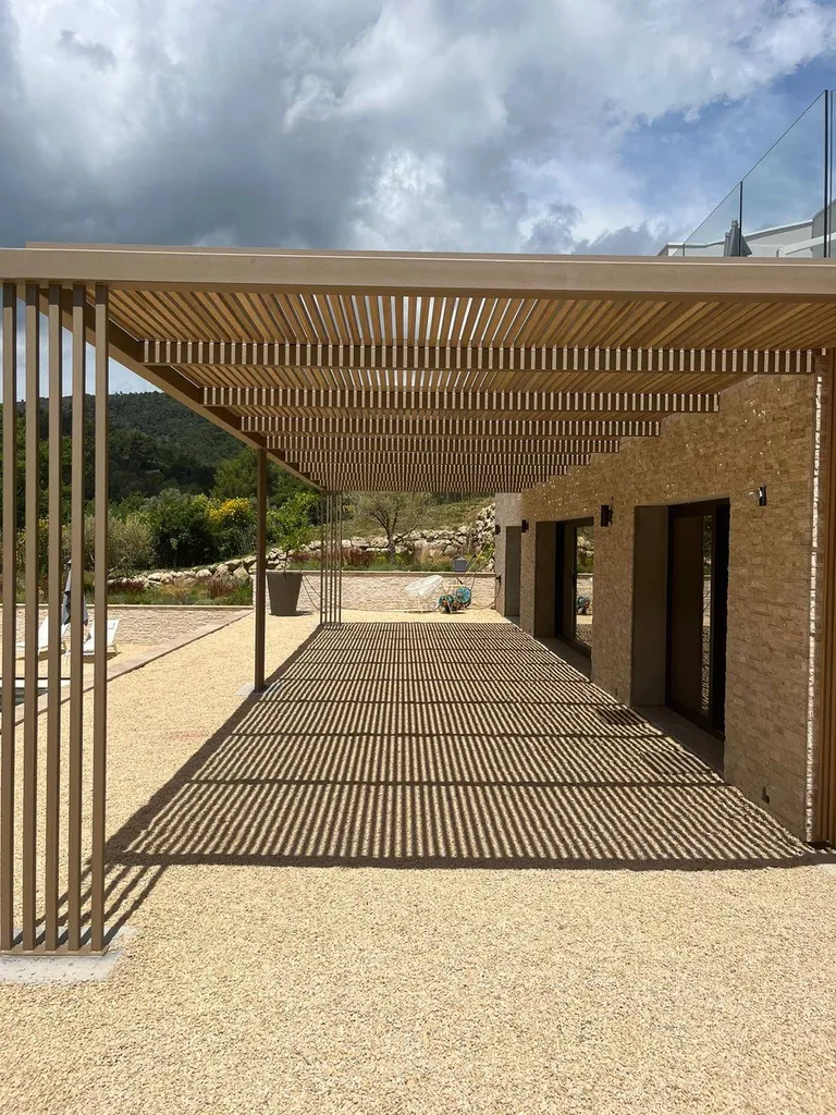 Pergola design bois exotique à Cannes
