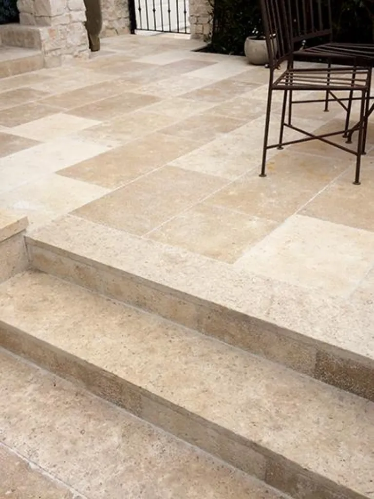 Pierre de Bourgogne IGP Lanvignes : pierre naturelle française FRANCEPIERRE, dallage intérieur/extérieur, finitions et protection anti-sel.