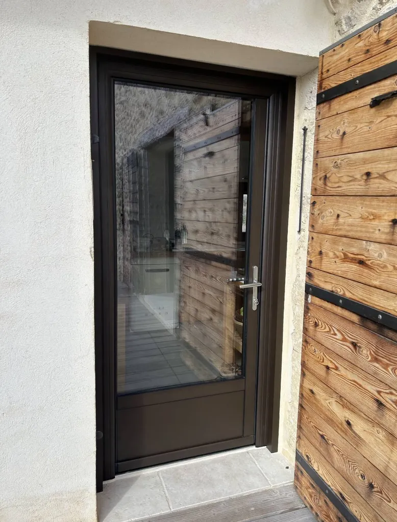 Installation de menuiseries en aluminium de la marque OuvertureS