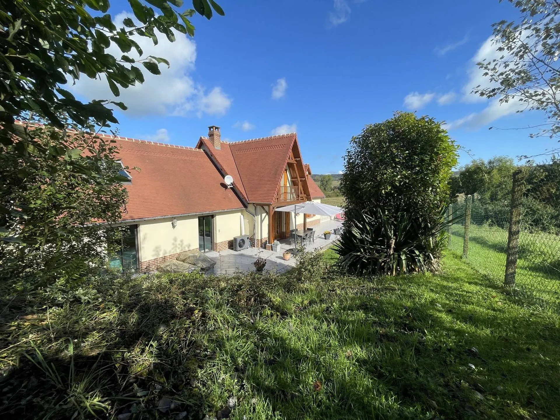 Maison individuelle en bord de rivière de 180m², située à proximité de Neufchâtel-en-Bray, dans un environnement calme et verdoyant, sur son terrain de 1 250m², Seine Maritime, 76