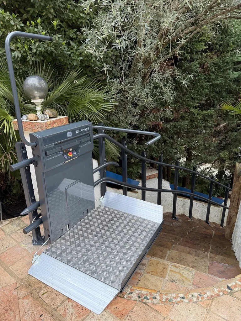 Abaissement des vantaux et bras progammés par Oval'Access pour la plateforme oblique Stratos NG sur son point d'arrivée dans une villa en restanque à Peypin près d'Aix en Provence