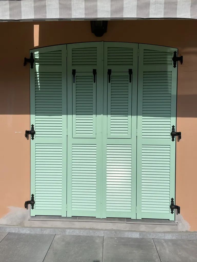 Volet battant Côte d'Azur : Persienne ajouré cintré arc surbaissé + Portissols x2 ( milieu ) 