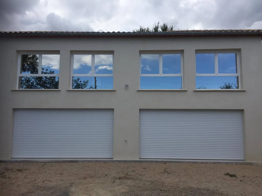 Pose d'un film solaire sur vitres d'un bâtiment industriel à Grasse 06