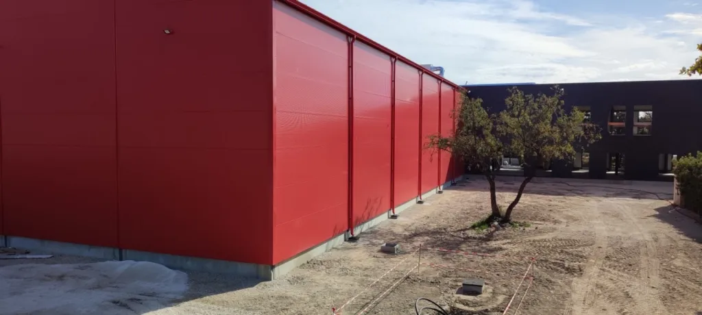 Gouttières aluminium G380 sur un bâtiment industriel