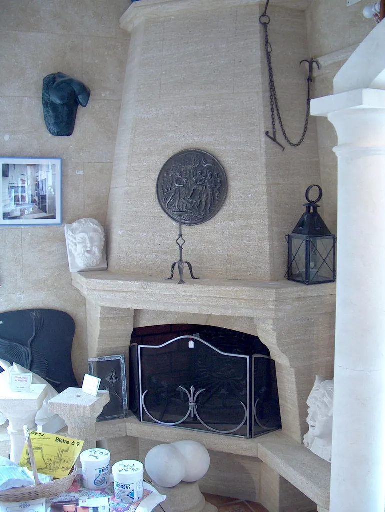 Cheminée et hotte d'angle en pierre du Gard