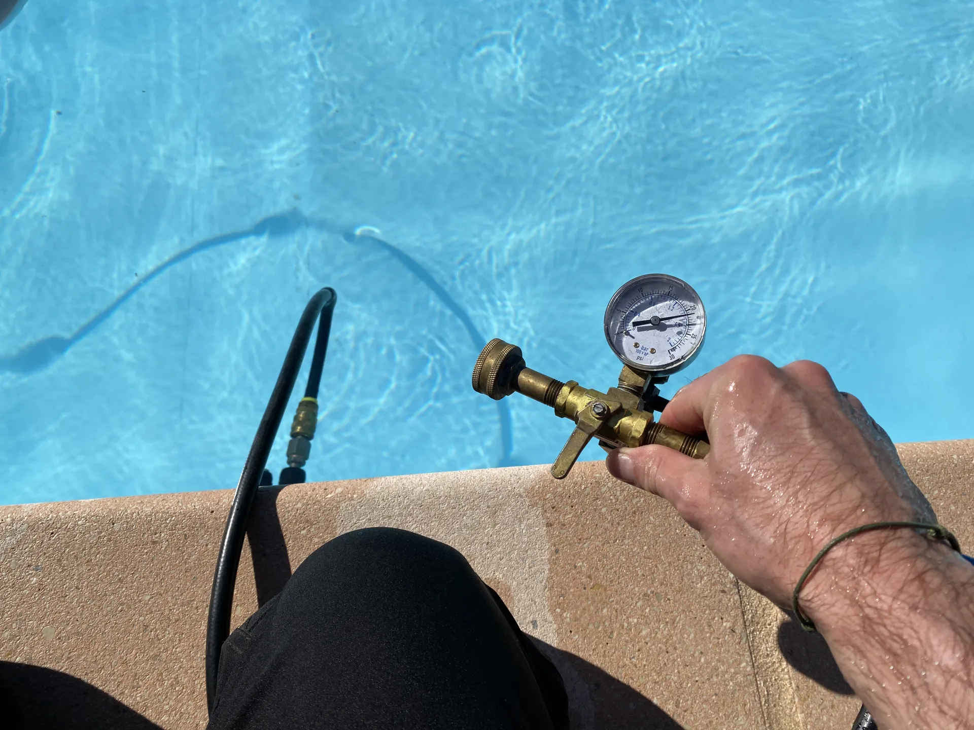 Entreprise spécialisée en localisation de fuite piscine et contrôle de l'étanchéité des canalisations pour professionnels de la piscine à Mérignac et en région Nouvelle Aquitaine