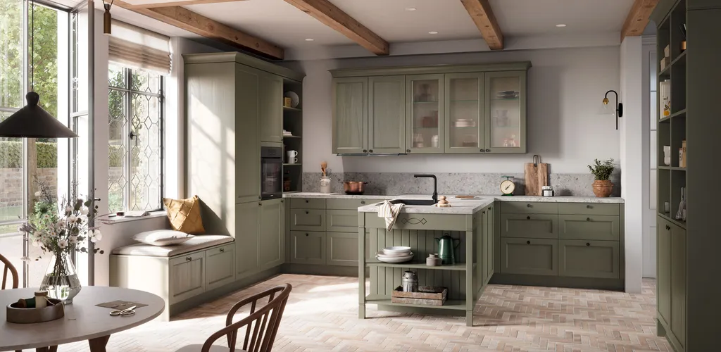 Cuisine style campagne : façades à cadre en bois massif, poignées boutons et cornières 