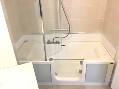 Baignoire à porte kinedo kineduo combiné bain douche