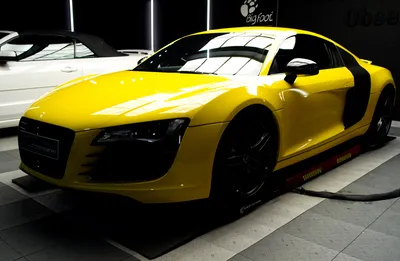 Audi R8 personnalisée en Bright Yellow à Vannes