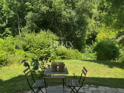 Dans secteur très privilégié de Fourqueux, proche du golf, du Lycée international de Saint -Germain-en-Laye et des accès A13/A14, une jolie maison édifiée sur un terrain de 390 M2.