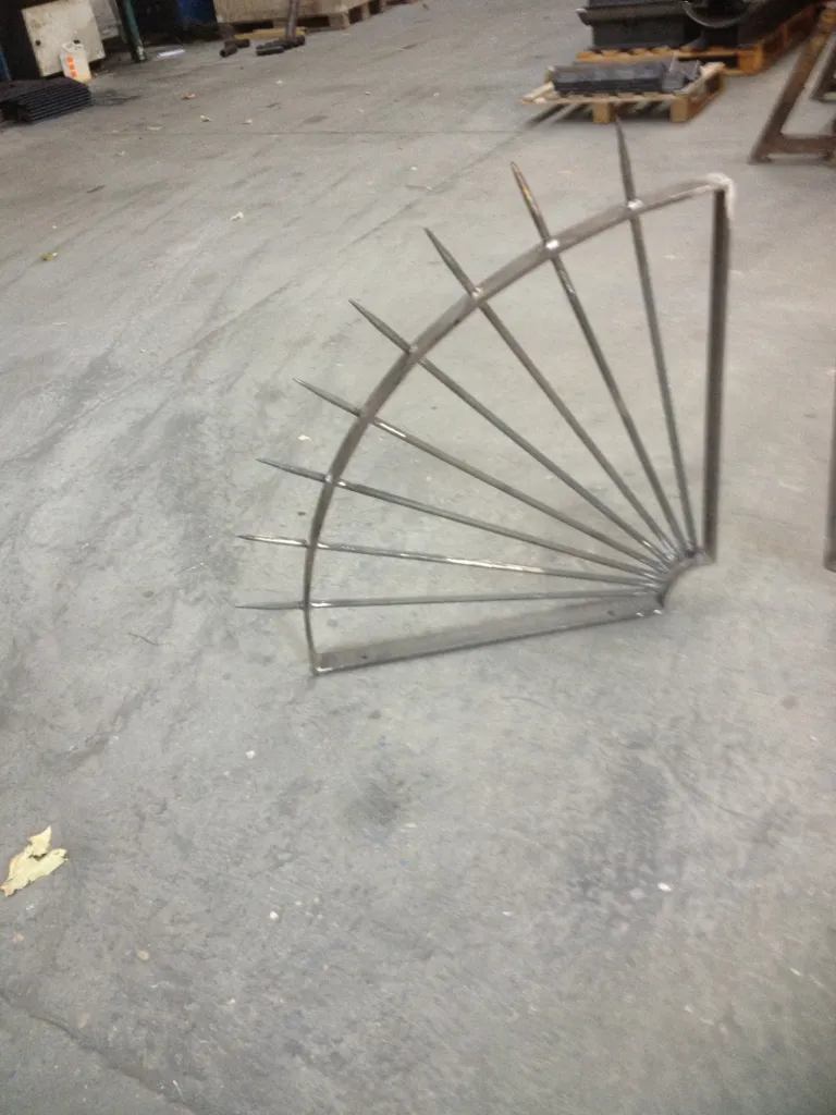 GRILLE QUART DE SOLEIL EN FER FORGE AVEC POINTES ANTI INTRUSION A MARTIGUES 13