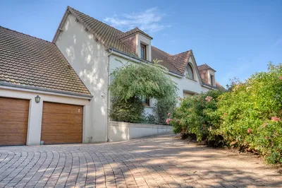 Propriété à vendre à Saint-Ouen-du-Breuil : cette maison familiale de 226 m² est implantée sur un terrain de 2 864 m² entre Dieppe et Rouen.