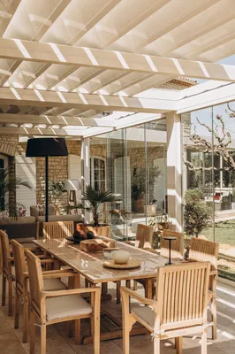 Pergola toit rétractable avec table à manger à Cannes