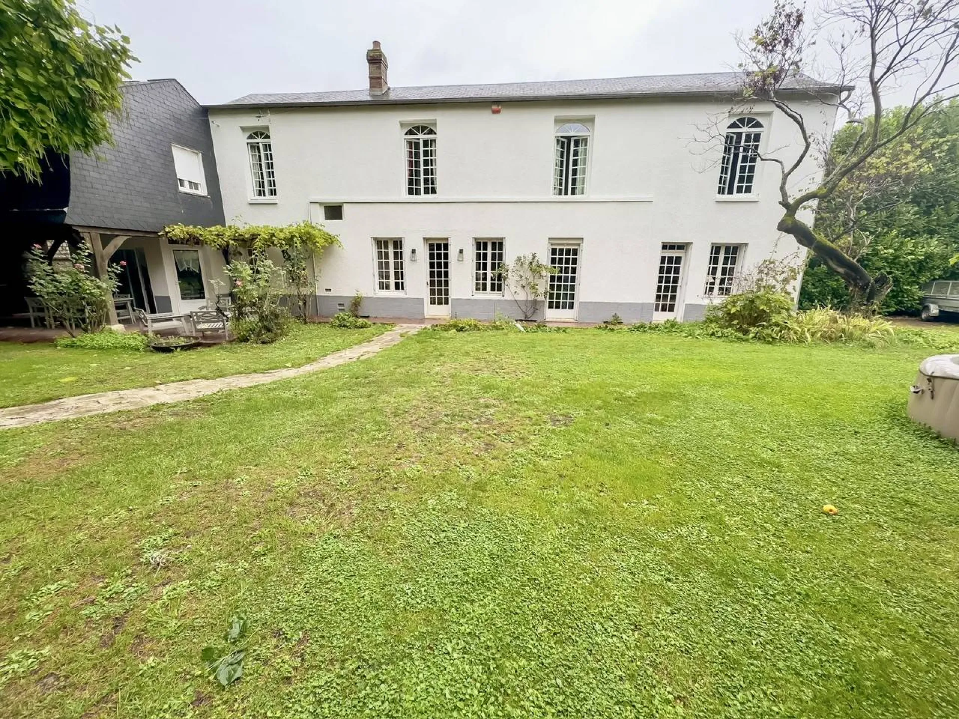 A vendre belle maison bourgeoise de 228 m² avec jardin de 1277 m² sur la commune de CAUDEBEC LES ELBEUF 76320