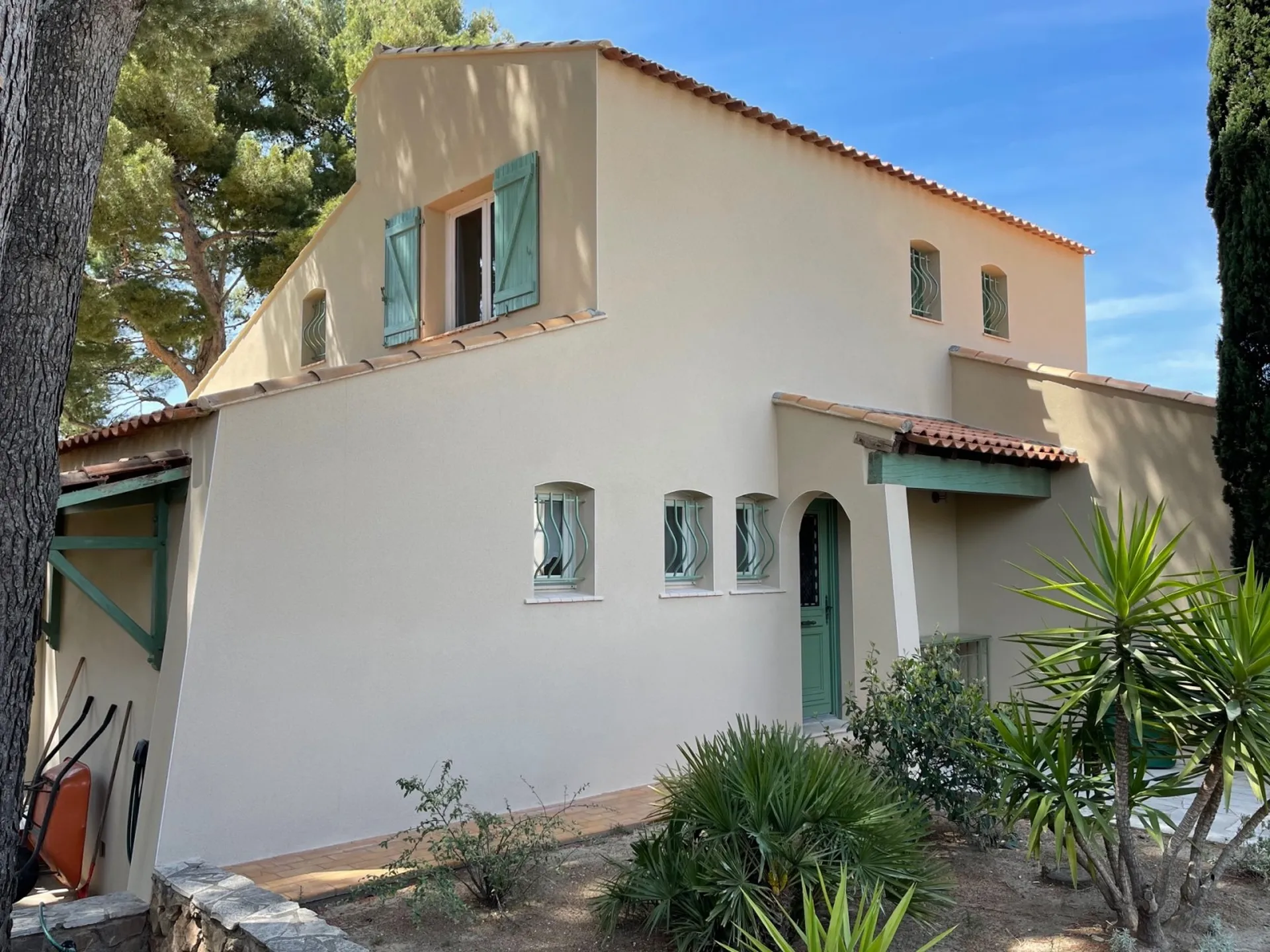 Rénovation d’une façade en finition gratté fin sur Balaruc proche de Sète.