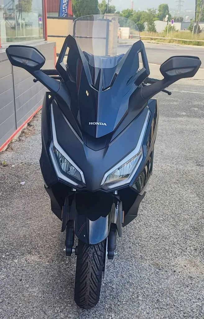 HONDA FORZA 350 DU 05/2025 AVEC 500 KM.