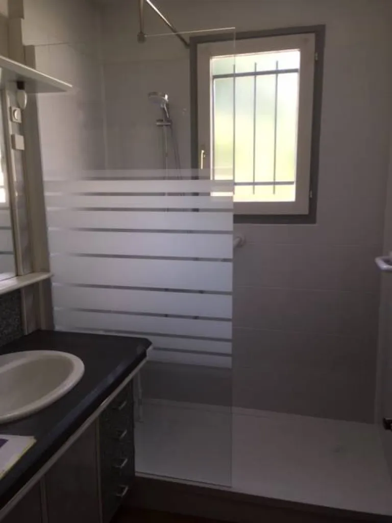 Remplacement d'une baignoire par douche sécurisée pour sénior à Fontaine, Isère (38)