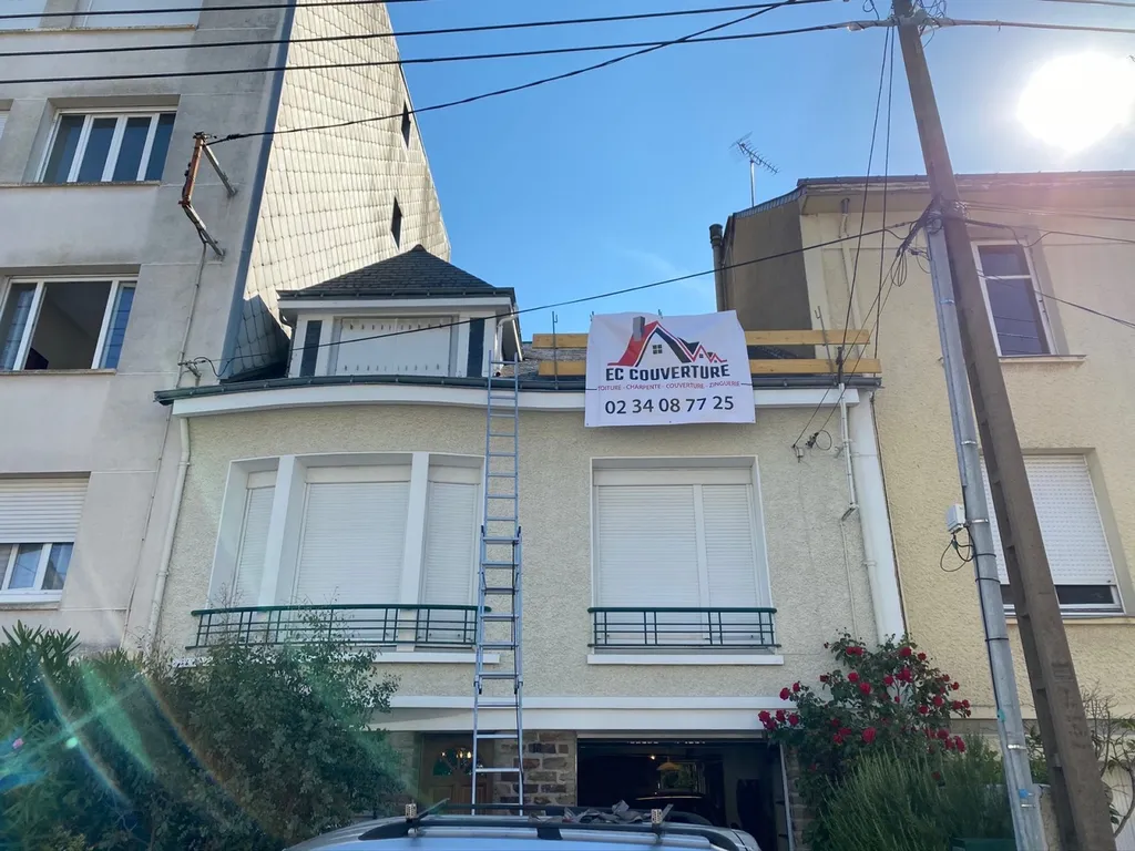 Réfection d’une toiture en ardoise plus passage d’une résine hydrofuge coloré à Nantes 