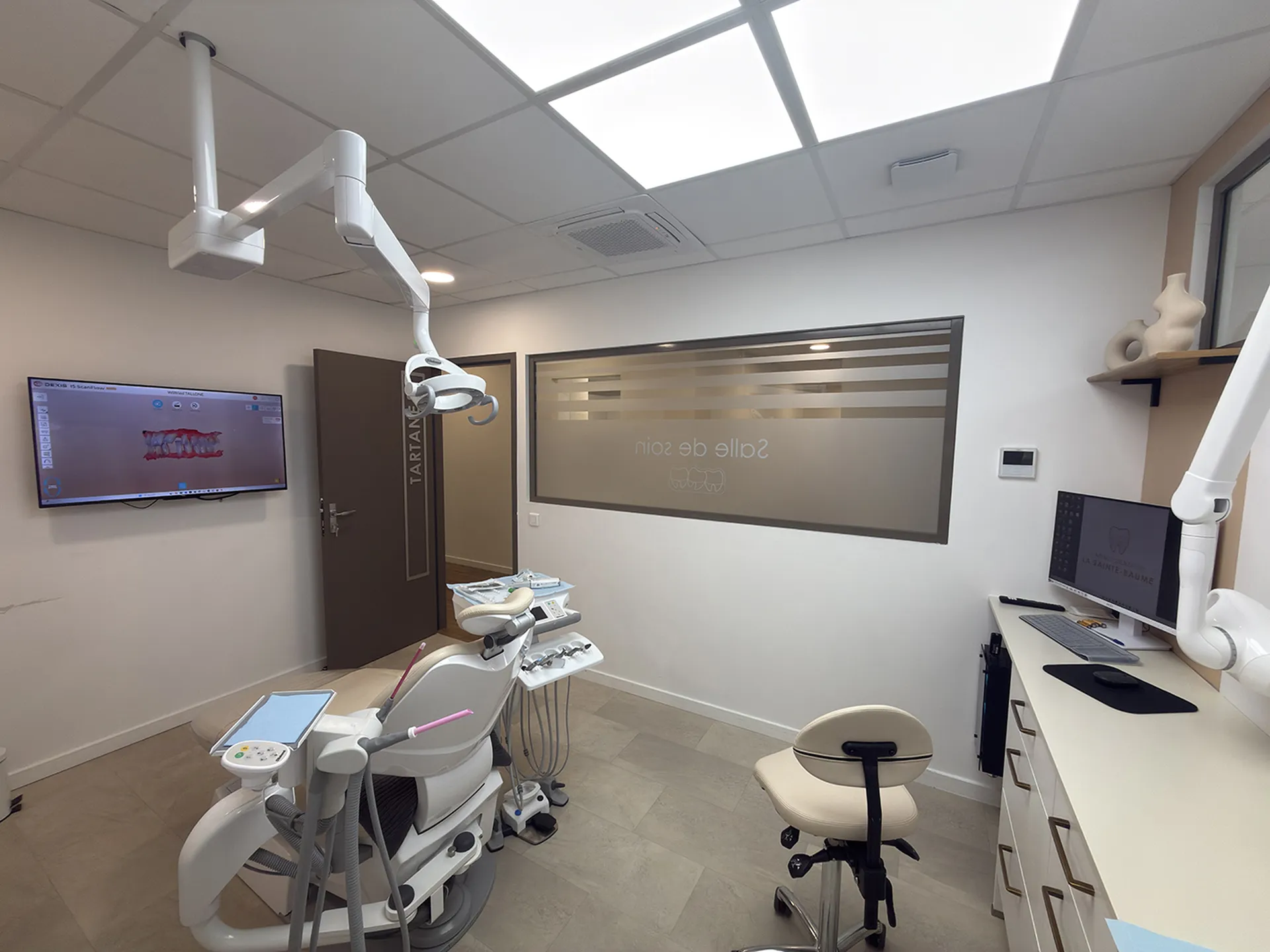 Salle de soin Installation d’un serveur informatique de 5 PC clients, d'une caméra DEXIS un cabinet dentaire situé à Beausset 83 Var