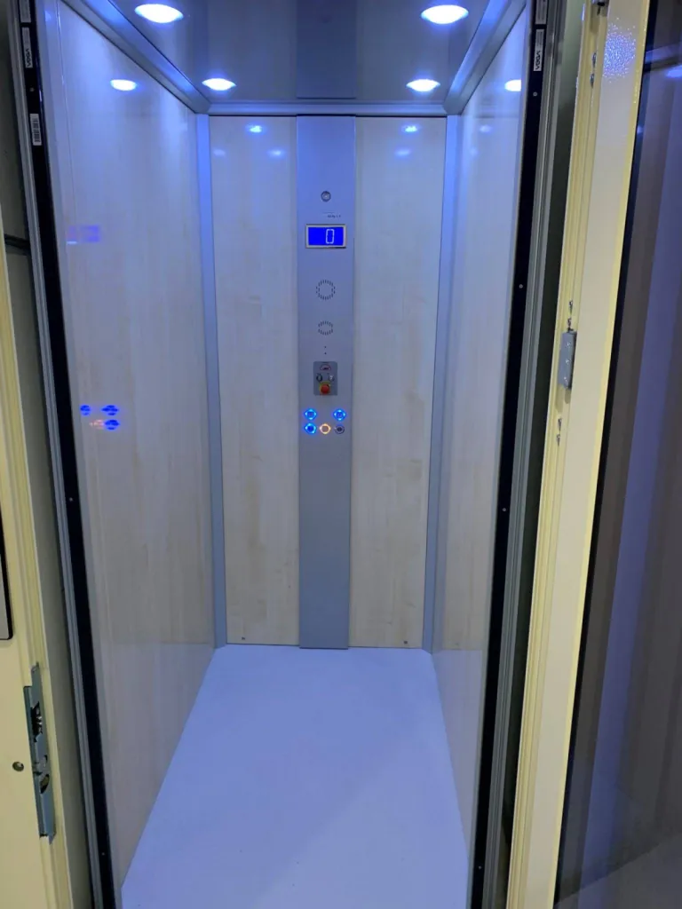 Cabine spacieuse pour cet ascenseur de maison hydraulique en intérieur installé entre Marseille & Aix en Provence