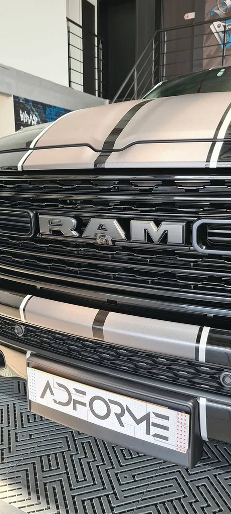 Application de sticker bandes sur un Dodge RAM de Grenoble en Auvergne-Rhône-Alpes