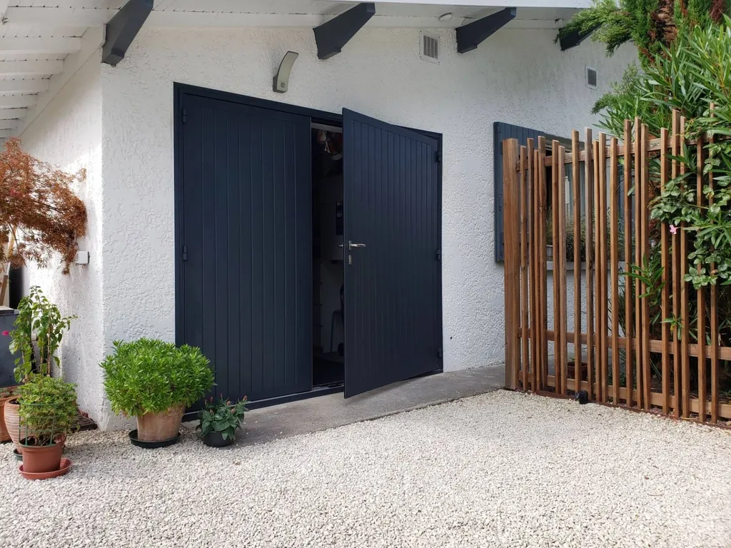 Porte de garage SIB battante haut de gamme  à Martignas