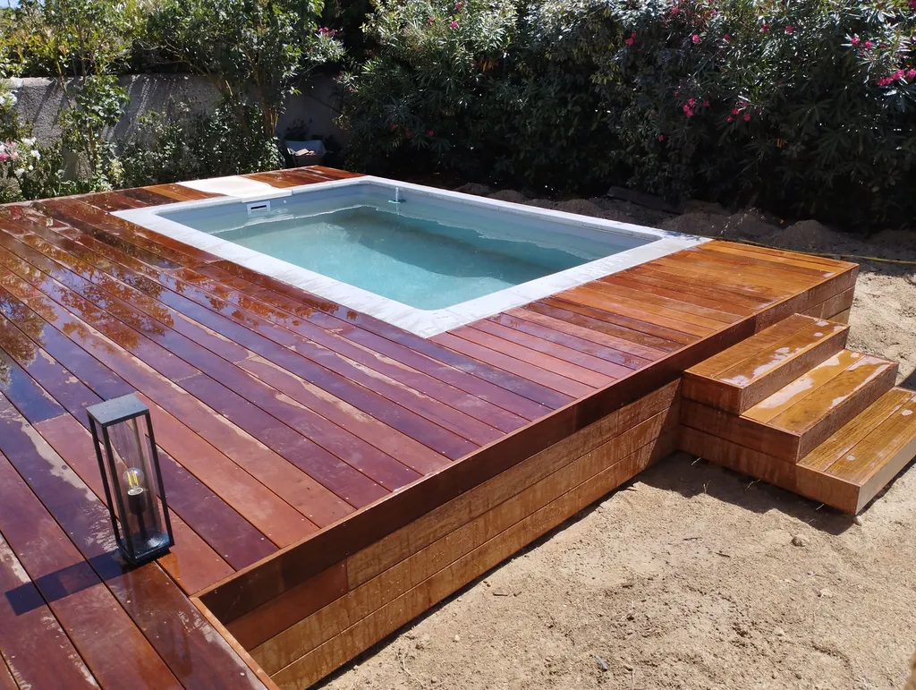 Terrasse exotique contour de piscine a Montagnac a coter de Mèze 