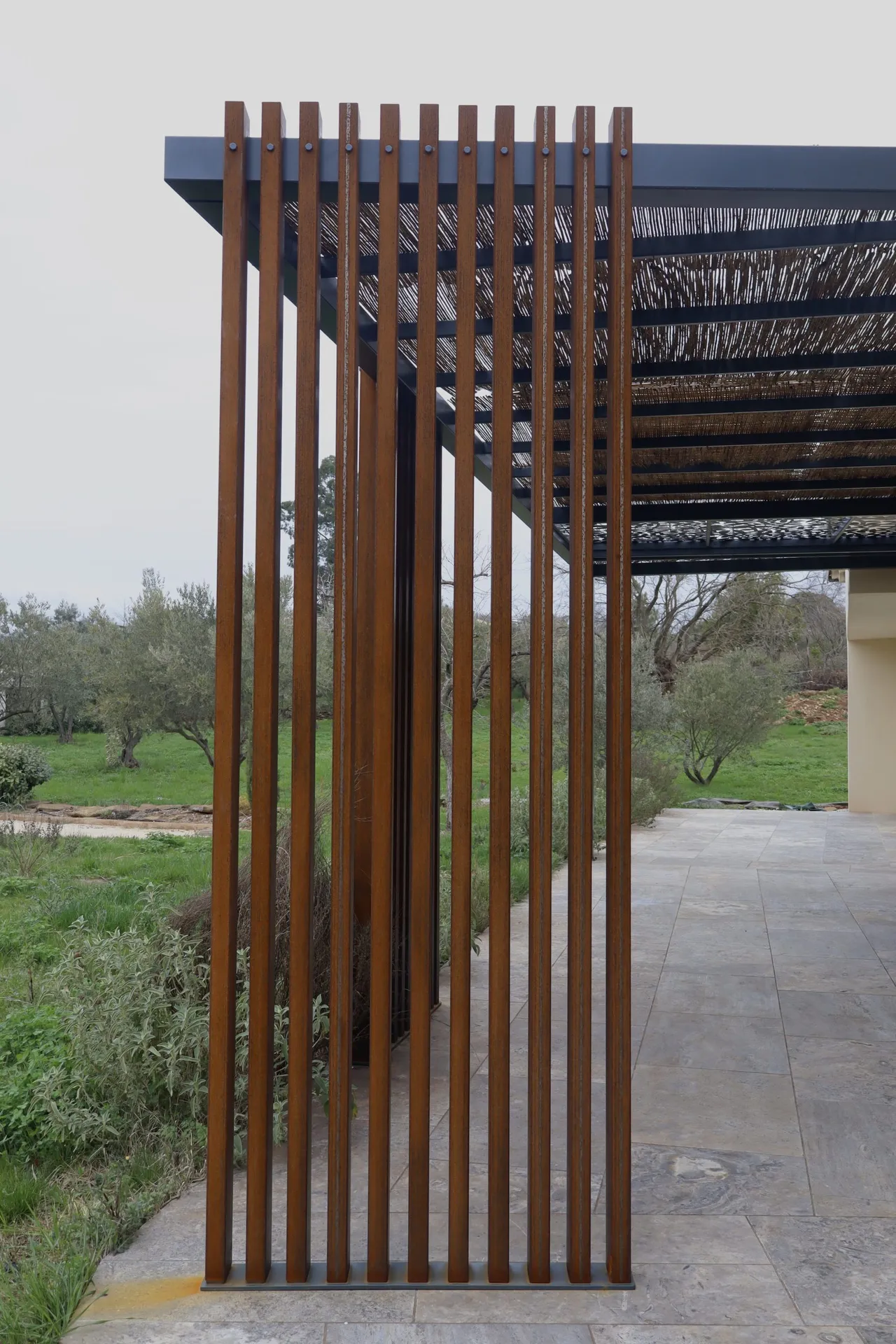 Pergola en fer effet rouille pour terrasse contemporaine réalisée par Willy Menuiserie