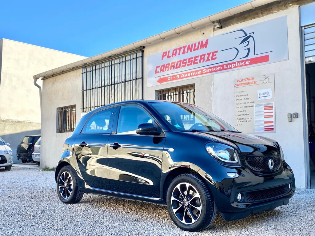 Réparation carrosserie avec franchise offerte à Cassis, Smart For Four chez Platinum Carrosserie Carnoux 