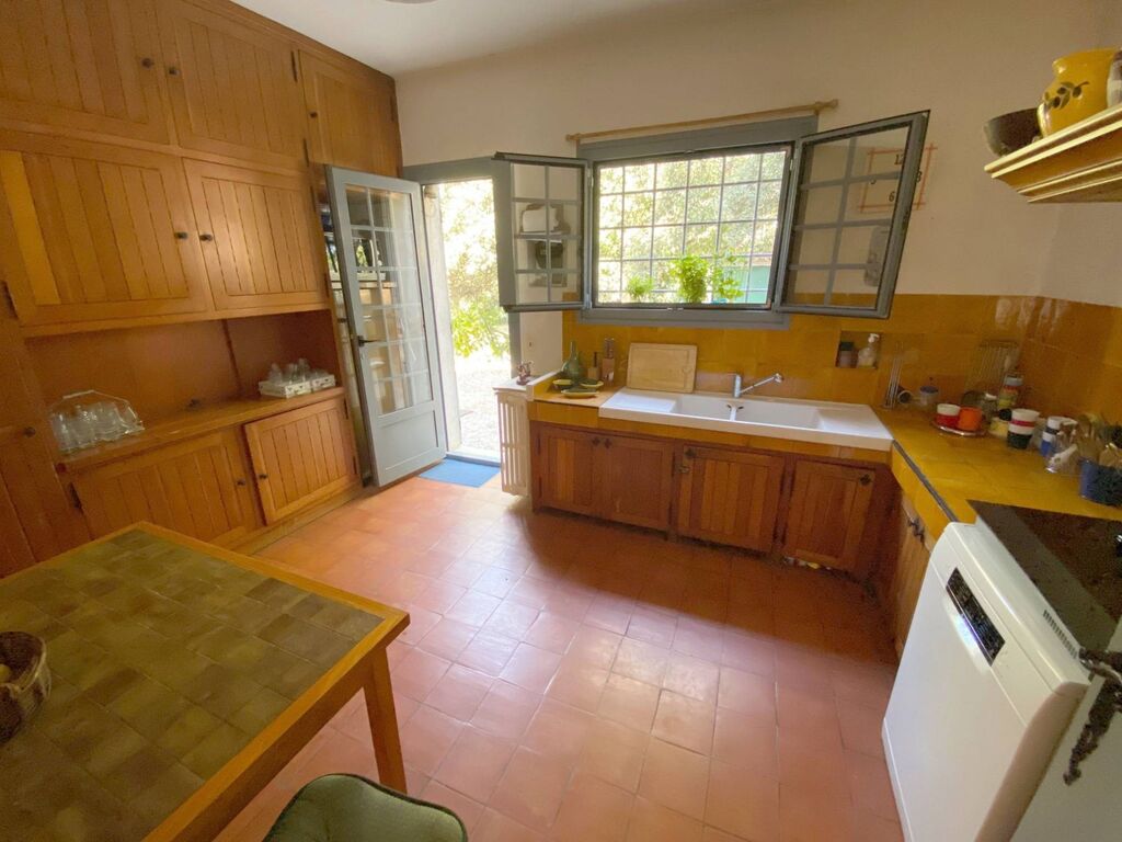 PROPRIÉTÉ  Roquefort la Bédoule avec 2 dépendances, garage double, piscine, terrain de tennis