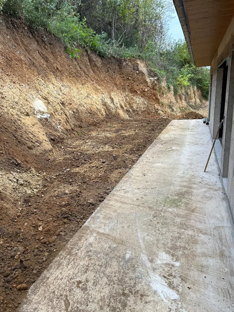 Entreprise de terrassement qui intervient à Divonne-les-Bains (01220) dans le pays de Gex, pour maison individuelle neuve de particulier avec terrain en pente