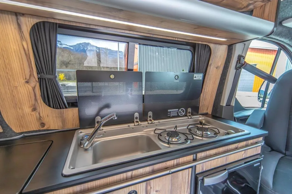 Aménagement intérieur d'un Ford Transit Custom Court sur-mesure à Annecy : van au style chalet alpin pour la Haute-Savoie