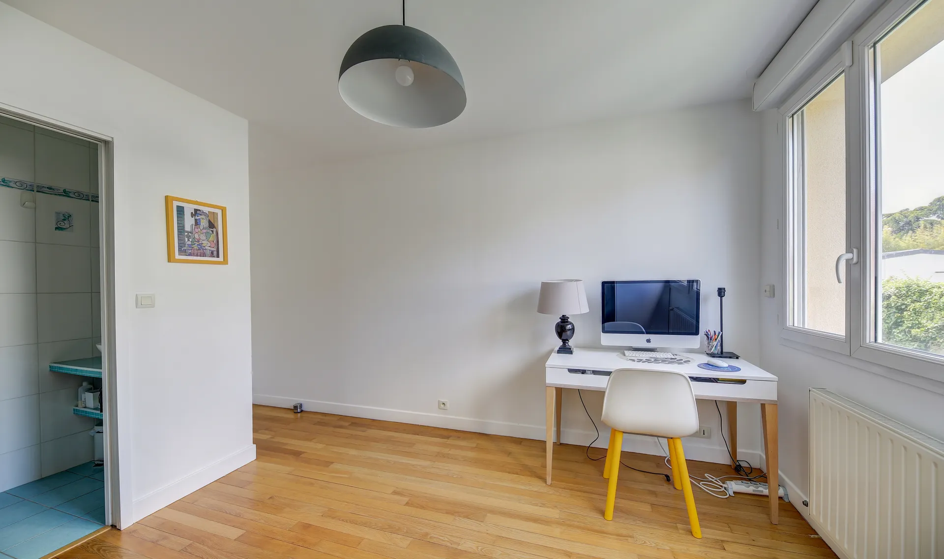 Exclusivité élégante maison meublée avec des prestations contemporaines entre le  lycée international de Saint-Germain-en -Laye et le centre-ville de Saint-Germain-en-Laye.