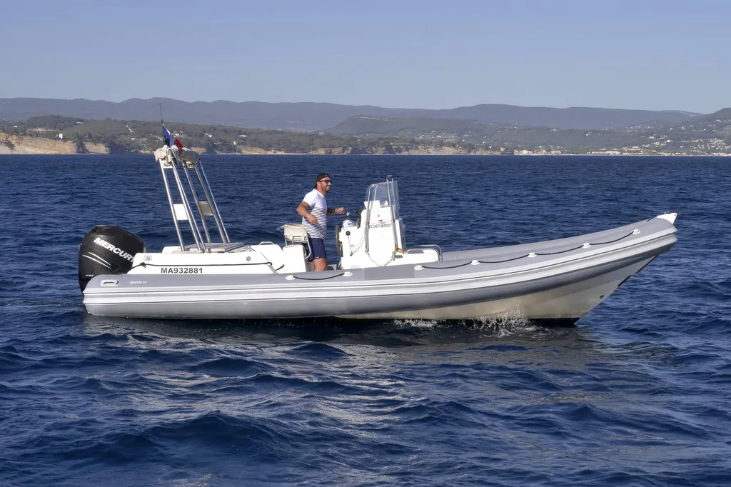 Chuppa Chups le bateau semi rigide Eden Boat pour visiter le Parc National des Calanques