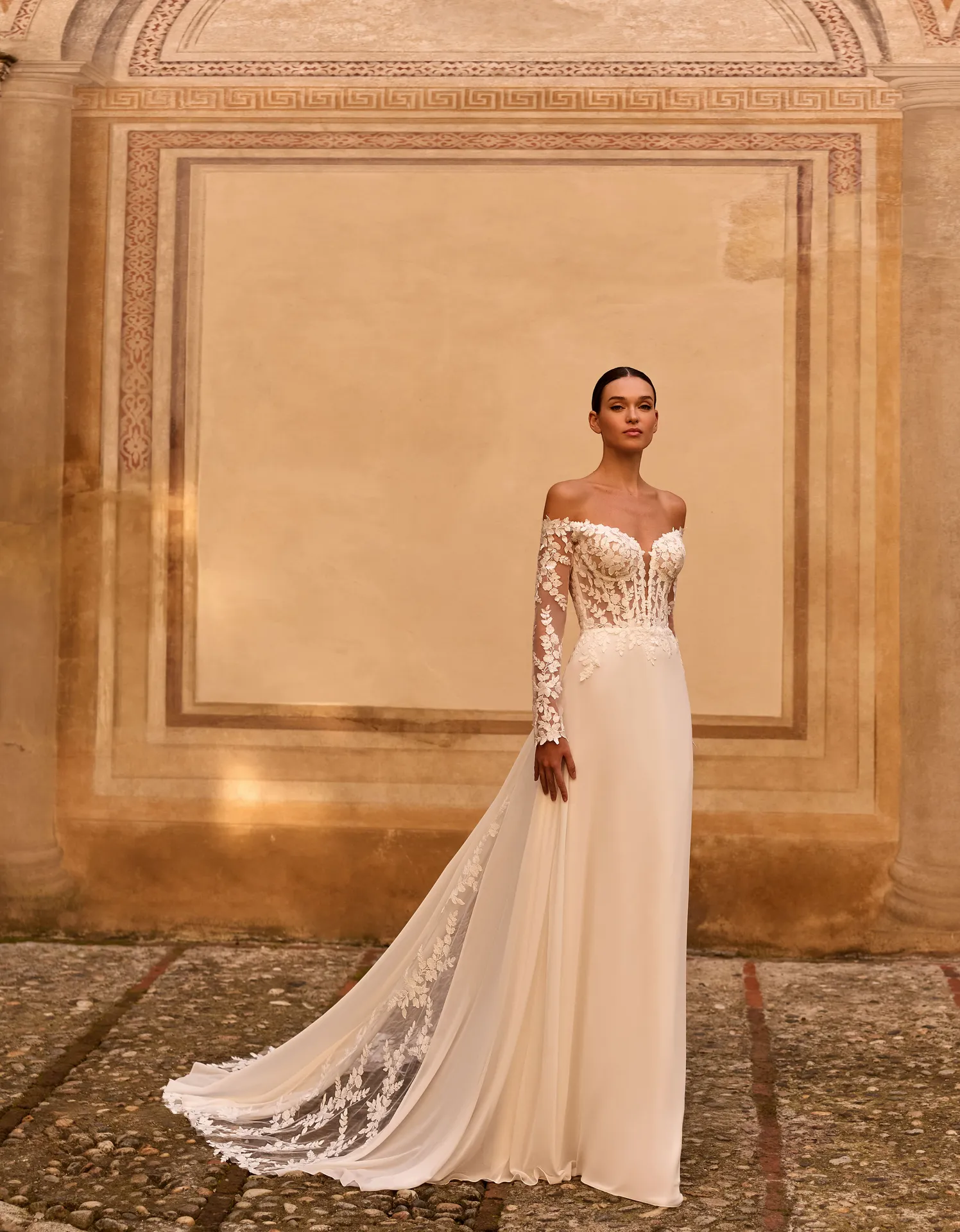 Robe de mariée sirène en crêpe et dentelle Alberto Palatchi modèle ORNELLA 2027 bustier corset Igilles Aix-en-Provence