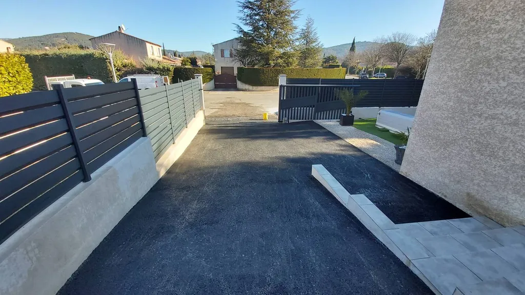 Réfection d'une entrée de villa en enrobé de bitume noir à Saint-Zacharie dans le Var